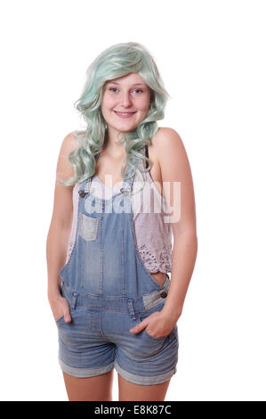 Jeune femme avec des cheveux verts et salopette jeans Banque D'Images