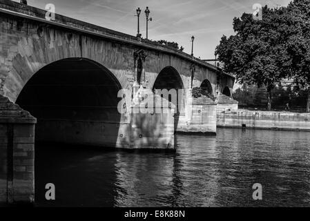 Pont Marie à Paris France transporte le trafic sur la Seine à l'Ile Saint Louis Banque D'Images