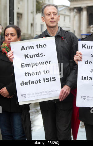 Londres, Royaume-Uni. 9 octobre, 2014. Activiste Gay et militant des droits de l'homme Peter Thatchell prend part à une manifestation par un petit groupe de partisans kurdes ont protesté à Trafalgar Square contre le groupe militant islamique ISIS. Credit : amer ghazzal/Alamy Live News Banque D'Images