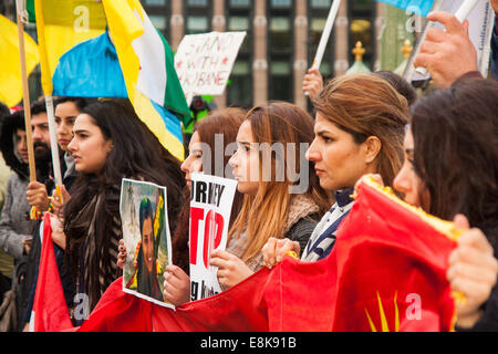 Londres, Royaume-Uni. 9 octobre, 2014. British kurdes démontrer sur Westminster Bridge en contre ISIS et exiger que le Royaume-Uni et la Turquie de les aider à se défendre contre le mouvement djihadiste. Crédit : Paul Davey/Alamy Live News Banque D'Images