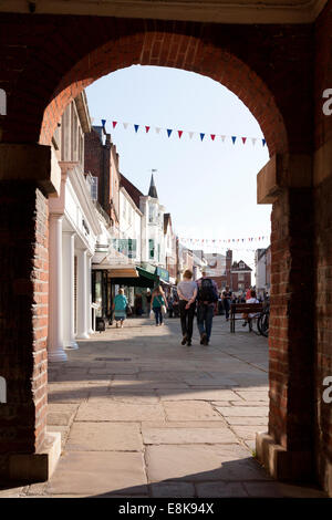 Rue du Nord vu à travers une arche de la Chambre du Conseil, Chichester, West Sussex Banque D'Images