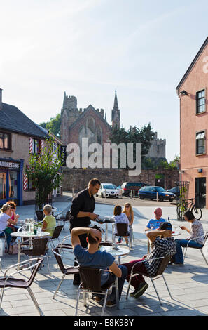 Cafe sur tondeuses Lane avec Abbaye de Selskar derrière, Wexford Town, comté de Wexford, Irlande Banque D'Images