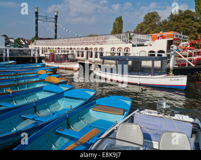 Une ligne de bateaux à rames amarrés avec un vieux bateau à aubes en arrière-plan ; River Thames, Henley on Thames, Oxfordshire, Royaume-Uni Banque D'Images