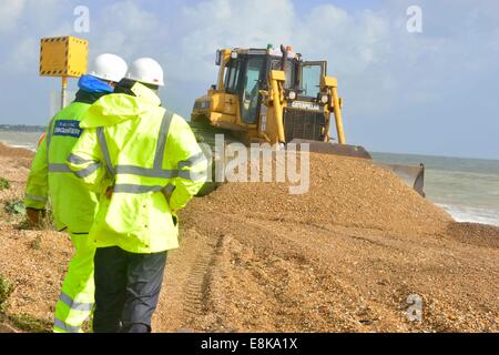 . Les tempêtes d'éroder Pagham Beach front de mer mettant en danger les maisons.Pour la deuxième journée les tempêtes ont frappé la plage de galets de quitter la mer à quelques mètres de maisons résidentielles. Traitants de travailler furieusement contre le ressort des grandes marées et les vents sur la côte. La prochaine crise est la marée haute à minuit. Crédit : Gary Blake/Alamy Live News Banque D'Images