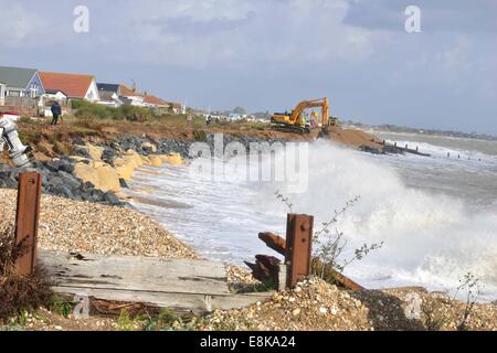 . Les tempêtes d'éroder Pagham Beach front de mer mettant en danger les maisons.Pour la deuxième journée les tempêtes ont frappé la plage de galets de quitter la mer à quelques mètres de maisons résidentielles. Traitants de travailler furieusement contre le ressort des grandes marées et les vents sur la côte. La prochaine crise est la marée haute à minuit. Crédit : Gary Blake/Alamy Live News Banque D'Images