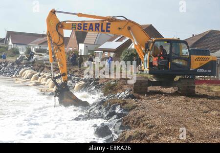 Les tempêtes d'éroder Pagham Beach front de mer mettant en danger les maisons.Pour la deuxième journée les tempêtes ont frappé la plage de galets de quitter la mer à quelques mètres de maisons résidentielles. Traitants de travailler furieusement contre le ressort des grandes marées et les vents sur la côte. La prochaine crise est la marée haute à minuit. Crédit : Gary Blake/Alamy Live News Banque D'Images