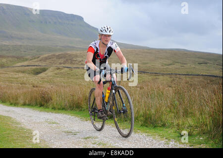 Rider dans les trois pics de course de cyclocross avec stylo y Gent dans l'arrière-plan Banque D'Images