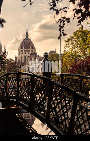 Imre Nagy statue avec le bâtiment du parlement hongrois,Budapest,Hongrie Banque D'Images