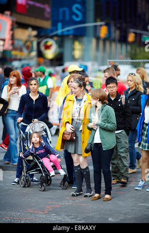 New York city NYC piétons attendre sur le trottoir, il attend de cross à Times Square Banque D'Images