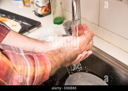 Se laver les mains avec du savon et de l'eau Banque D'Images