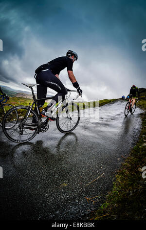 Randonnées cyclistes 33 % déclivité sur Hardknott Pass, Lake District, UK. Banque D'Images