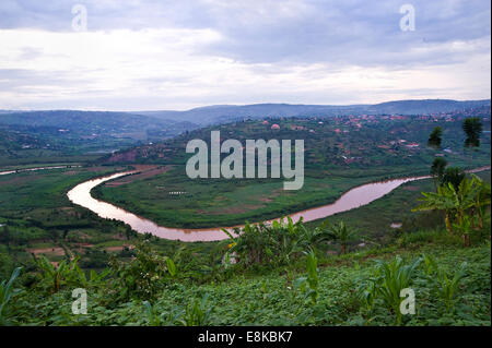 Le RWANDA, NJABORONGO VALLEY : Directement à côté de Kigali est la cette vallée avec une belle rivière et paysage rural avec des terres agricoles. Banque D'Images