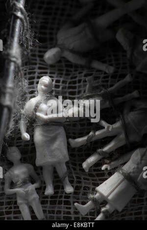 Figurines de la famille liée à un morceau de tissu. Banque D'Images