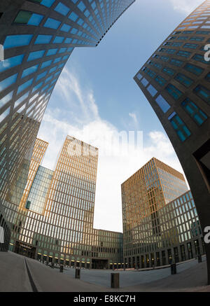 Complexe de bureaux à Zurich Oerlikon (Suisse), avec la tour de la banque suisse Credit Suisse dans le milieu. Banque D'Images