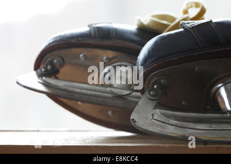 Patins à glace Vintage allongé sur une table en bois Banque D'Images