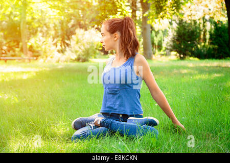 Woman doing yoga dans la nature Banque D'Images