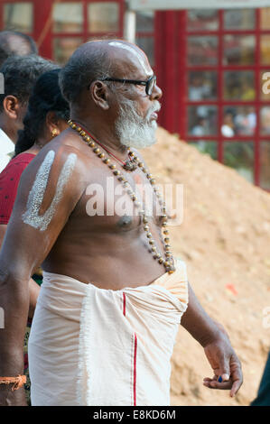 Pèlerin hindou Shiva symbole mâle avec trident peint sur son bras pendant l'exécution de pradakshina (contournement du sacré) Banque D'Images