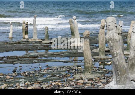 Le Grand Rassemblement - statues en pierre menant au fleuve Saint-Laurent de Sainte-Flavie, Gaspésie, Québec, Canada. Banque D'Images