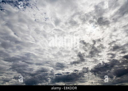 Bien caché derrière des nuages Banque D'Images