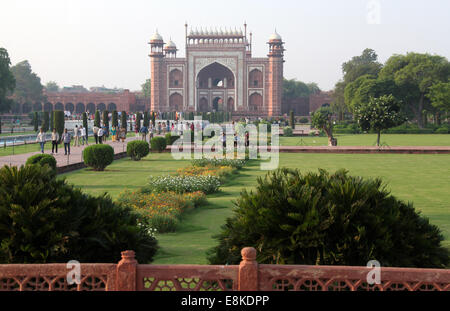 Jardin et grande porte du célèbre Taj Mahal à Agra tôt le matin Banque D'Images