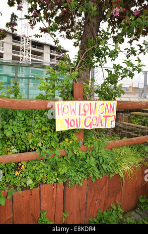 Les chèvres en concurrence lors de la course de chèvres d'Oxford et de Cambridge à Spitalfields City Farm dans l'Est de Londres. L'événement annuel, qui a lieu le même jour que l'Oxford et Cambridge Boat Race, est avant tout un événement de collecte de fonds pour le Spitalfields City ferme Où : London, Royaume-Uni Quand : 06 Avr 2014 Banque D'Images