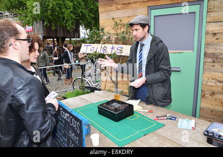 Les chèvres en concurrence lors de la course de chèvres d'Oxford et de Cambridge à Spitalfields City Farm dans l'Est de Londres. L'événement annuel, qui a lieu le même jour que l'Oxford et Cambridge Boat Race, est avant tout un événement de collecte de fonds pour le Spitalfields City ferme Où : London, Royaume-Uni Quand : 06 Avr 2014 Banque D'Images