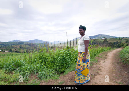 Le RWANDA, NYAMAGABE : Marie Mukadera vit dans l'un des districts les plus pauvres du Rwanda. Elle a une petite maison et un lopin de terre. Banque D'Images