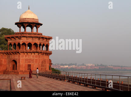 Riverfront terrasse à l'arrière du Taj Mahal à Agra Banque D'Images