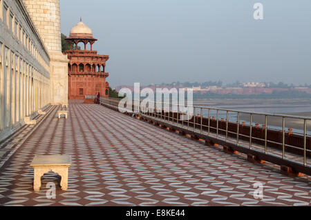 Riverfront terrasse à l'arrière du Taj Mahal à Agra Banque D'Images