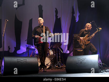 Wilko Johnson live sur scène à Manchester O2 Apollo comprend : Wilko Johnson,Norman Watt Roy Où : Manchester, Royaume-Uni Quand : 06 Avr 2014 Banque D'Images