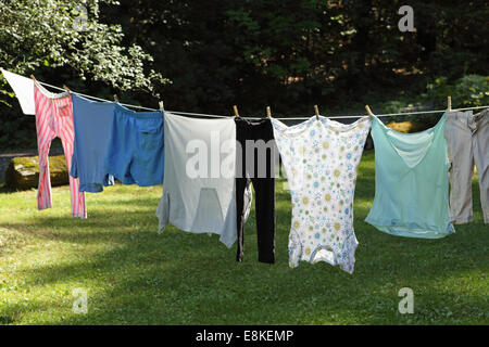 Lave-linge séchant sur la ligne dans un jardin arrière Banque D'Images