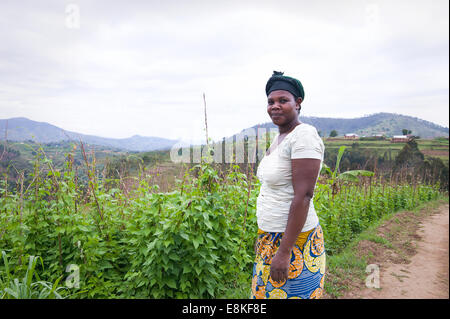 Le RWANDA, NYAMAGABE : Marie Mukadera vit dans l'un des districts les plus pauvres du Rwanda. Elle a une petite maison et un lopin de terre. Banque D'Images