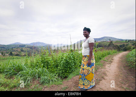 Le RWANDA, NYAMAGABE : Marie Mukadera vit dans l'un des districts les plus pauvres du Rwanda. Elle a une petite maison et un lopin de terre. Banque D'Images