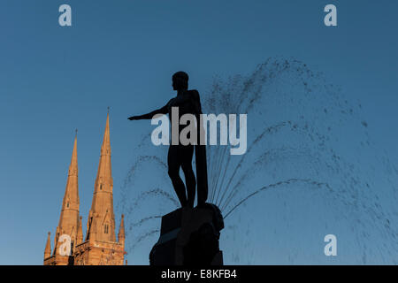 Détail fontaine Archibald avec cathédrale St Mary's Spires en arrière-plan Sydney Australie Banque D'Images