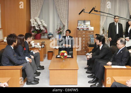 Tokyo, Japon. 9 octobre, 2014. Hakubun Shimomura : Japon Délégation de 2014 Jeux Asiatiques d'Incheon visiter le ministère de l'éducation, de la Culture, des Sports, des sciences et de la technologie à Tokyo, au Japon . Banque D'Images