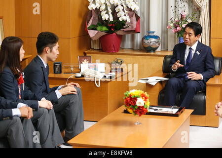 Tokyo, Japon. 9 octobre, 2014. Hakubun Shimomura : Japon Délégation de 2014 Jeux Asiatiques d'Incheon visiter le ministère de l'éducation, de la Culture, des Sports, des sciences et de la technologie à Tokyo, au Japon . Banque D'Images