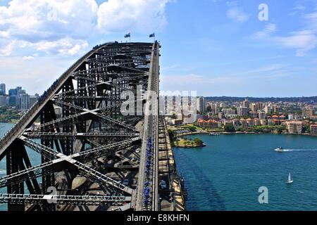 Alpinistes sur le pont du port de Sydney, Australie Banque D'Images