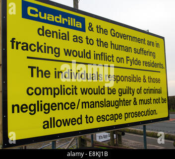 Club Nr Blackpool, Lancashire 31 Octobre, 2014. De fracturation Lancashire  Roadside Anti-Fracking fauteuil monté et payés par d'affaires local M. John Toothill, qui de son propre aveu est obsédant sur son opposition à la fracturation proposées à proximité Hôtel Lutetia. Lancashire County Council envisage l'application de planification de la Cuadrilla et ils rencontrent une forte résistance de la communauté. Banque D'Images