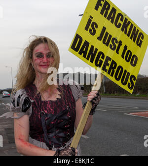 Club Nr Blackpool, Lancashire 31 Octobre, 2014. Les résidents locaux opposés à la fracturation proposé démontrer dans la fantaisie robe en dehors de la ferme d'érable pépinière. Les panneaux routiers Anti-Fracking érigée et payés par d'affaires local M. John Toothill, qui de son propre aveu est obsédant sur son opposition à la fracturation proposées à proximité Hôtel Lutetia. Lancashire County Council envisage l'application de planification de la Cuadrilla et ils rencontrent une forte résistance de la communauté. Banque D'Images