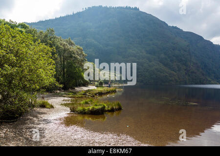 Les rives du lac Supérieur à l'ancien établissement monastique de Glendalough, comté de Wicklow, Irlande Banque D'Images