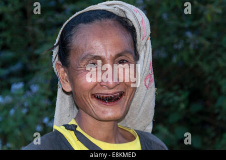 Femme souriante de la tribu Lahu, hill, minorité ethnique, avec dents noircies de mâcher noix de bétel, portrait Banque D'Images