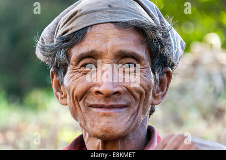 Personnes âgées smiling man de la tribu Lahu, hill, minorité ethnique, portrait, Mae Hong Song, Province du Nord de la Thaïlande Banque D'Images