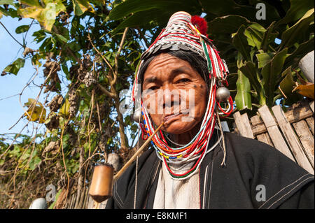 Habillé traditionnellement femme âgée de la population Akha, hill tribe, minorité ethnique, fumant une pipe, portrait Banque D'Images