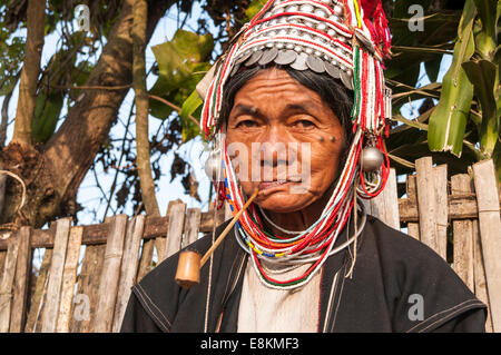 Habillé traditionnellement femme âgée de la population Akha, hill tribe, minorité ethnique, fumant une pipe, portrait Banque D'Images