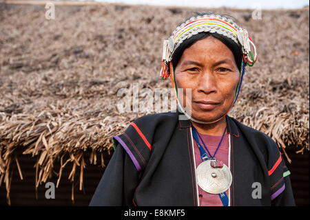 Habillé traditionnellement femme de la tribu Akha, hill, minorité ethnique, portrait, province de Chiang Rai, dans le Nord de la Thaïlande Banque D'Images