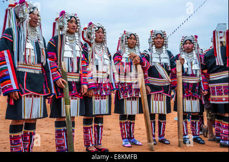 Habillé traditionnellement les femmes de la tribu Akha, hill, minorité ethnique, la danse, les célébrations du Nouvel An Banque D'Images