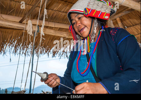 Habillé traditionnellement femme de la tribu Akha, hill, minorité ethnique, le tissage de fils, province de Chiang Rai Banque D'Images