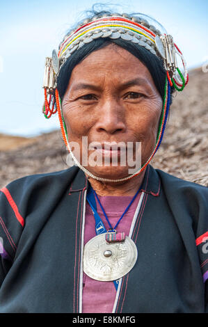 Habillé traditionnellement femme de la tribu Akha, hill, minorité ethnique, portrait, province de Chiang Rai, dans le Nord de la Thaïlande Banque D'Images
