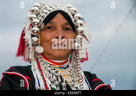 Habillé traditionnellement femme de la tribu Akha, hill, minorité ethnique, portrait, province de Chiang Rai, dans le Nord de la Thaïlande Banque D'Images