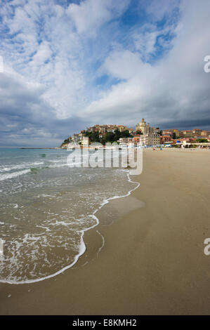 Plage de Porto Maurizio, Imperia, Province de Imperia, Riviera di Ponente, Ligurie, Italie Banque D'Images